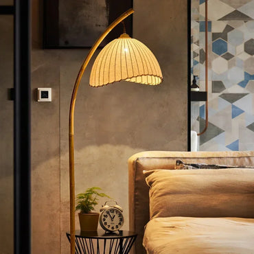 Living room floor lamp – Retro elegance for a chic interior